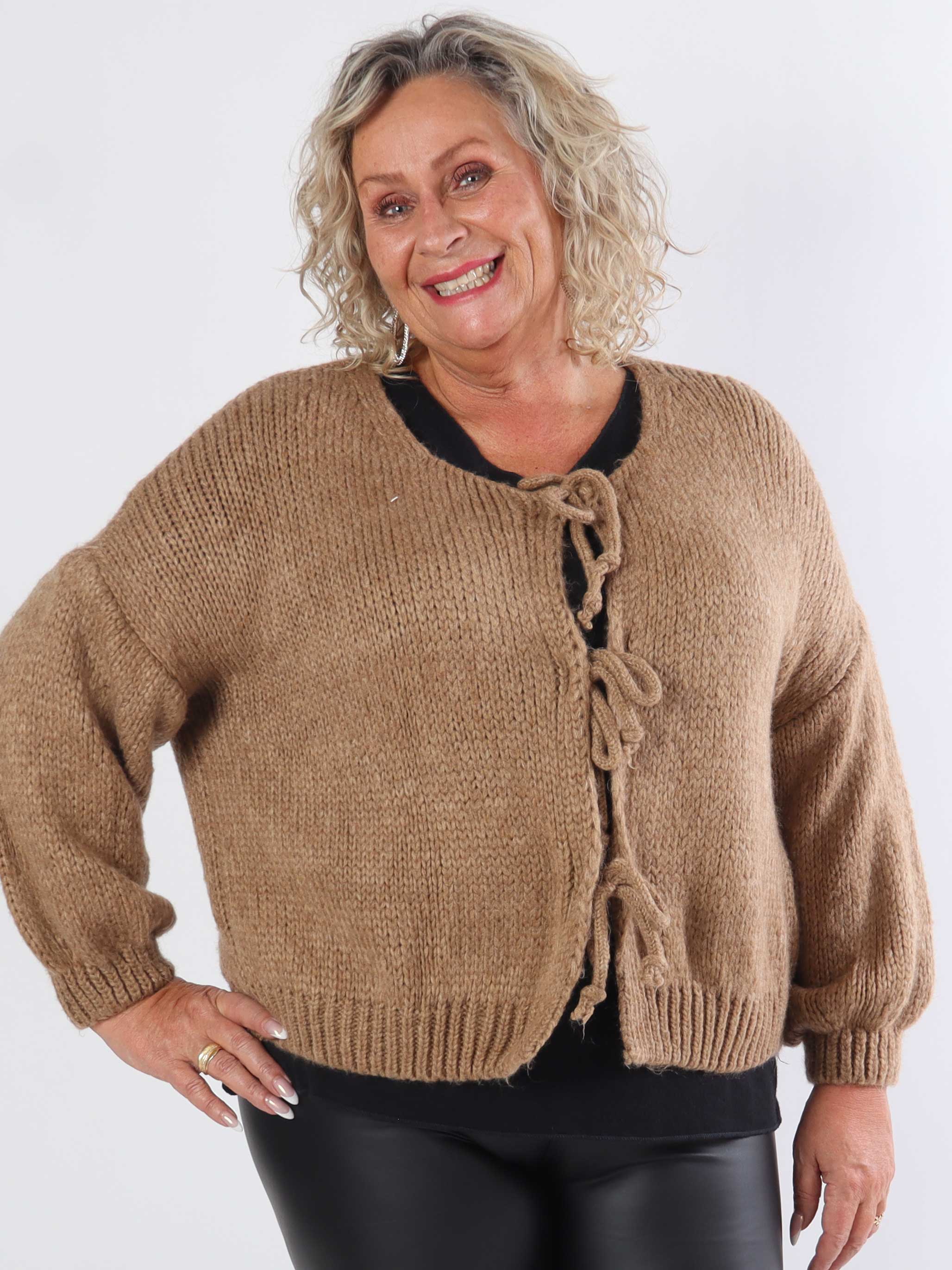 Kimberly - Sød plus size strikcardigan med sløjfer